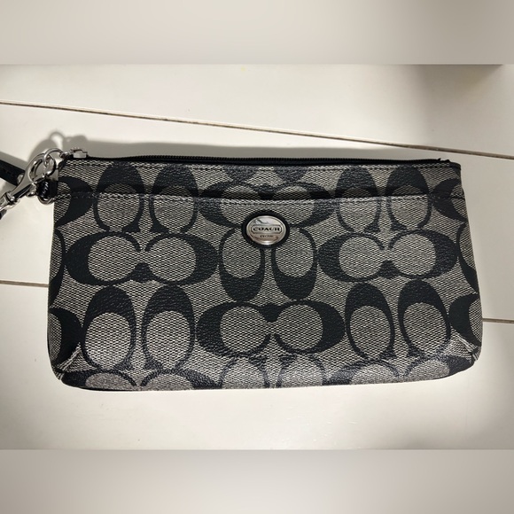 Coach wristlet-Like New - Picture 4 of 8